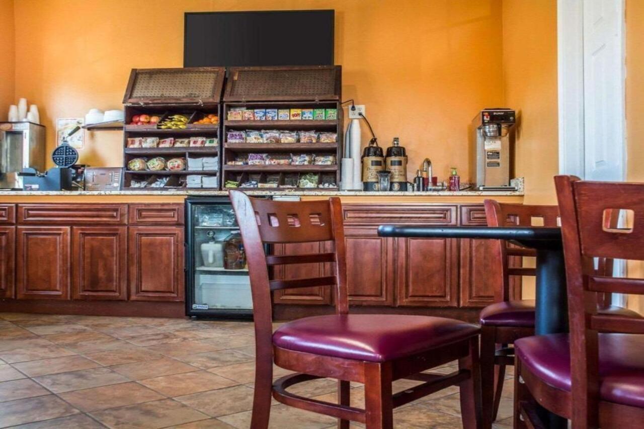 Econo Lodge & Suites Airport North Syracuse Екстериор снимка