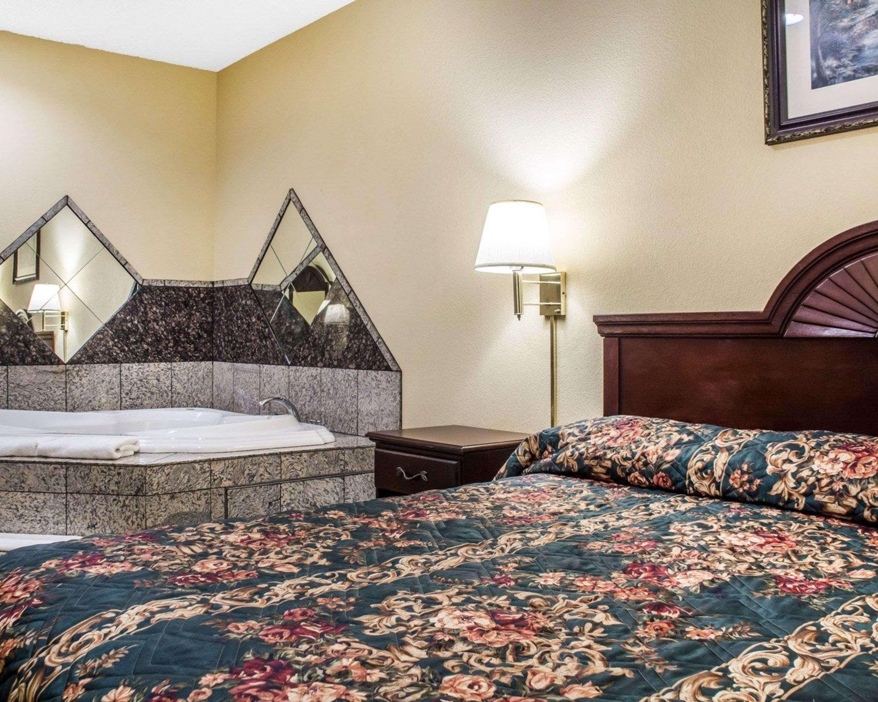 Econo Lodge & Suites Airport North Syracuse Екстериор снимка