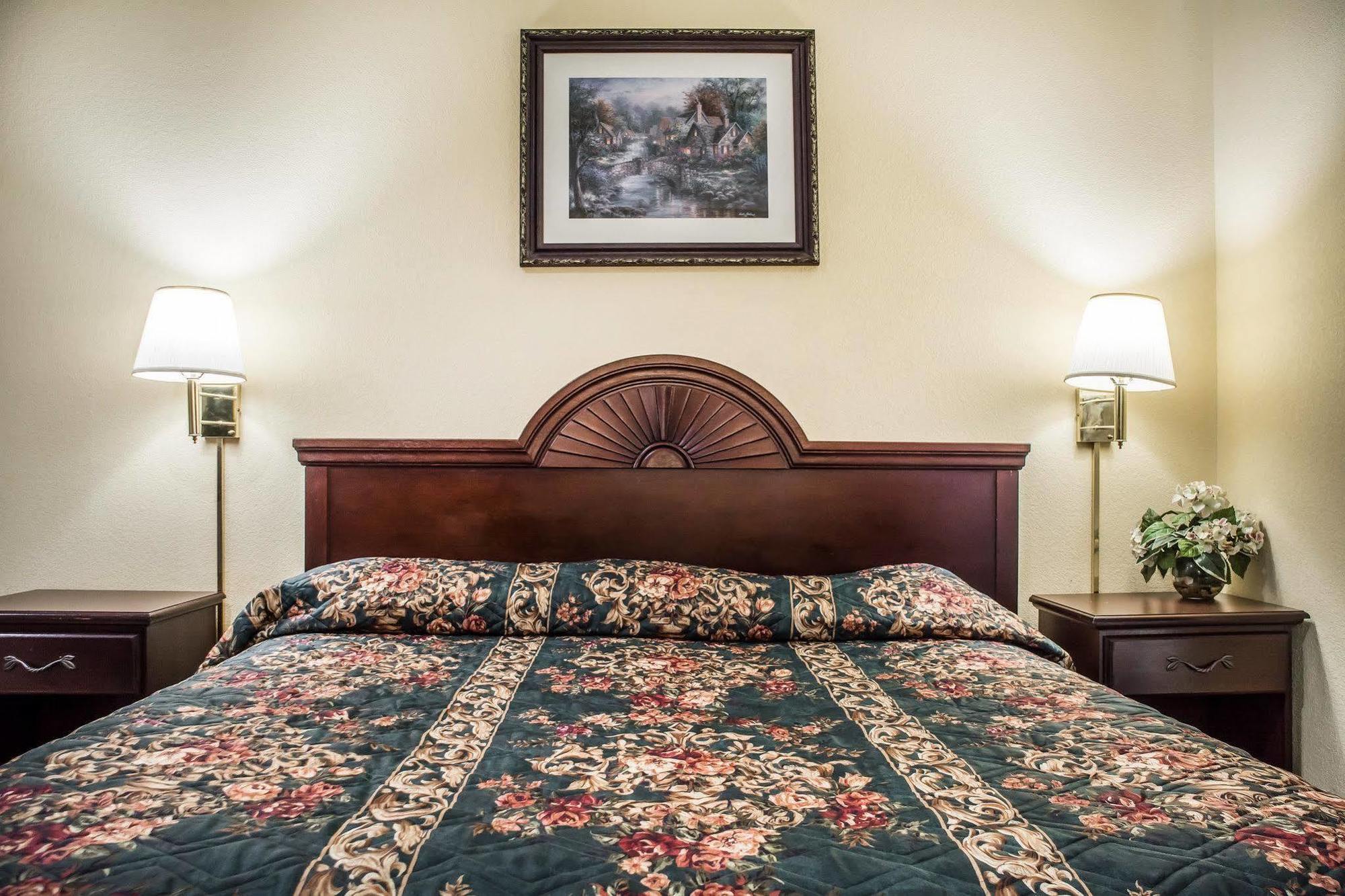 Econo Lodge & Suites Airport North Syracuse Екстериор снимка